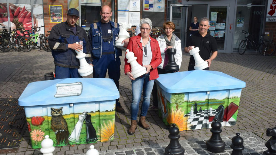 Christian Glißmann, Steve-Norman Lorenz (Bauhof), die Künstlerin Beate Langhans, Stadtjugendpflegerin Birgit Hesse und Luis Benedetti (La Venezia) (v.l.) präsentierten die neuen farbigen Spielfiguren-Kisten