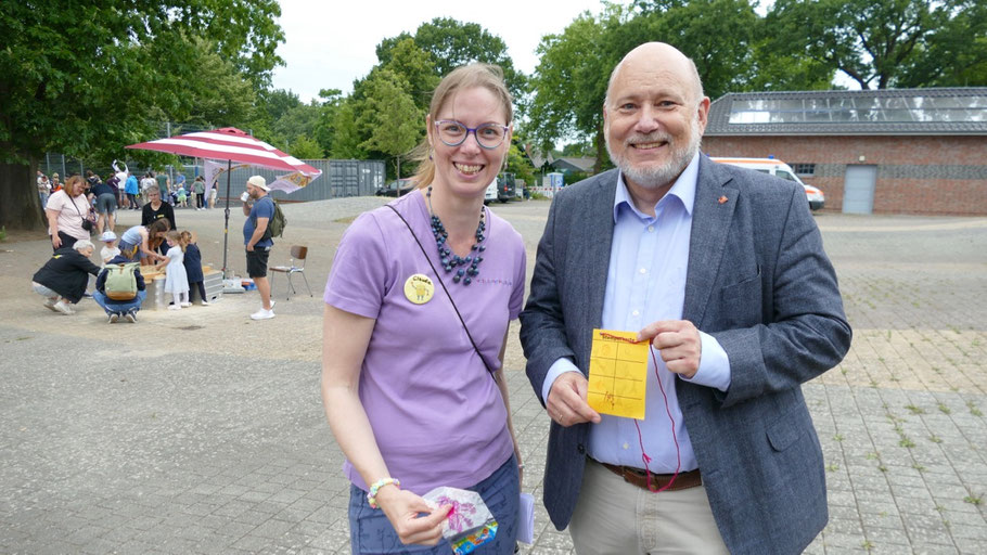 Claudia Schauß, die Vorsitzende der Spiel-i-othek, lädt mit ihrem Team zum großen Kinderfest ein, Bürgermeister Thomas Beckmann freut sich über das Engagement der vielen Ehrenamtlichen