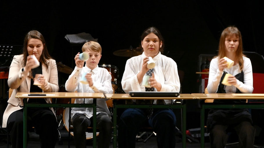 Für eine unterhaltsame Überraschung sorgten Johanna Horn, Michel Wendt, Jule Wendt und Lotta Leopoldt: Allein mit Papier-Bechern und ihrem Hände-Klatschen präsentierten sie „Good Cup / Bad Cup" und ernteten viel Beifall