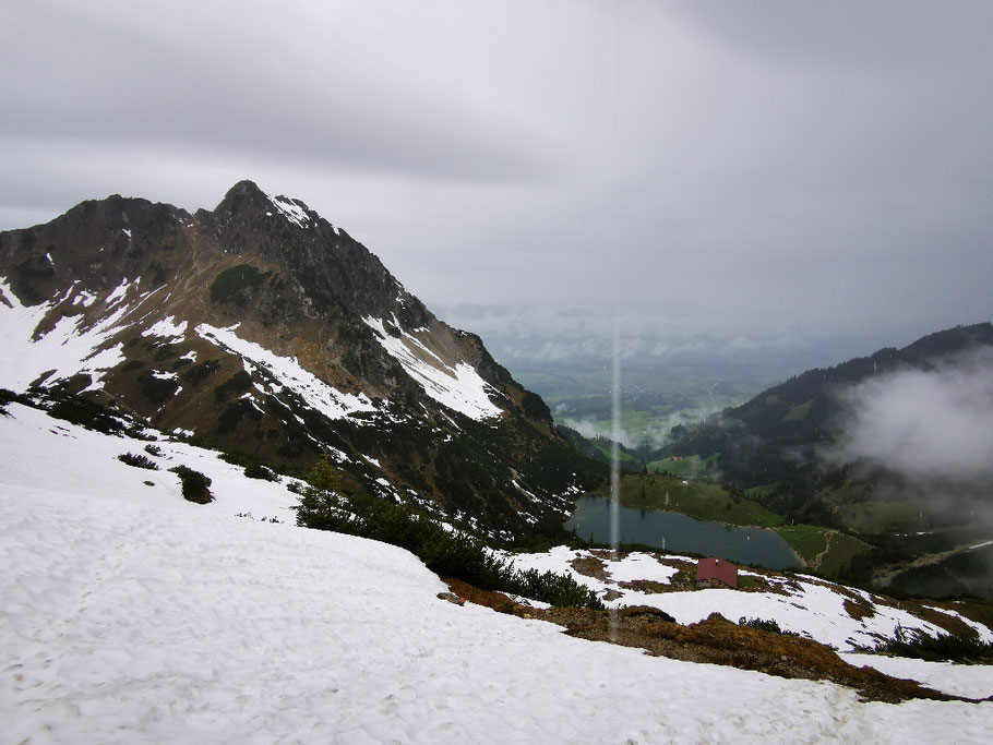 Der untere Gaisalpsee kommt in Sicht, weiterhin ist der Weg schneebedeckt