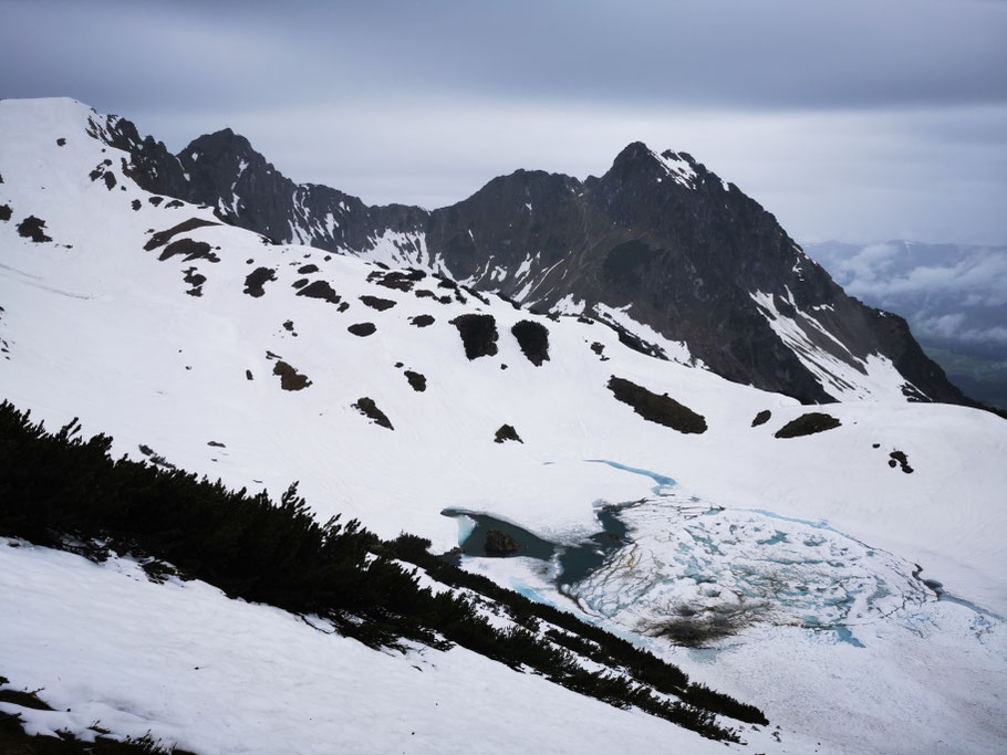 Der obere Gaisalpsee ist noch weitgehend eingefroren