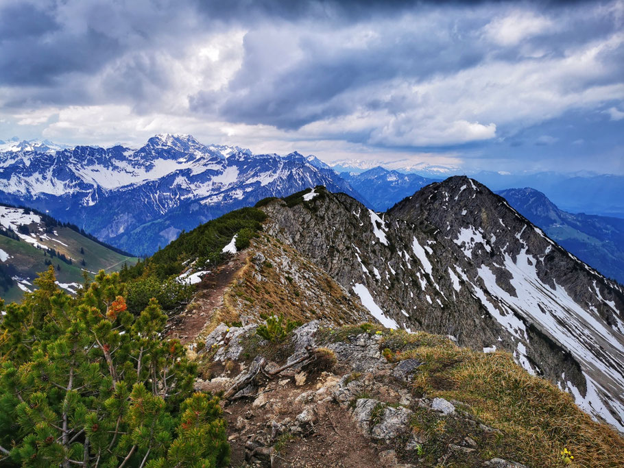 Auf dem Iselergrat, vorne der Kühgundkopf, hinten der Iseler