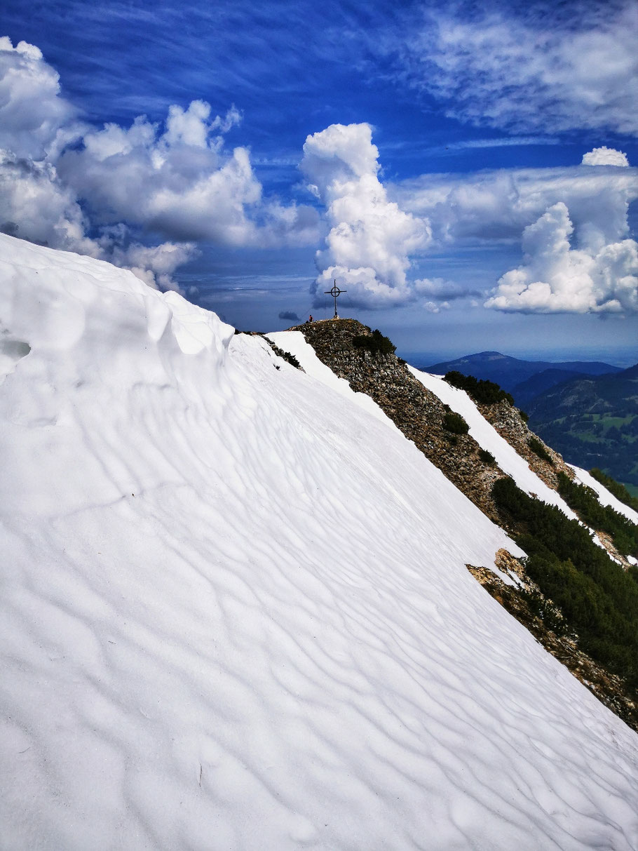 Diese Schneewechte gilt es hinab zu steigen, für mich ohne entsprechende Ausrüstung zu riskant