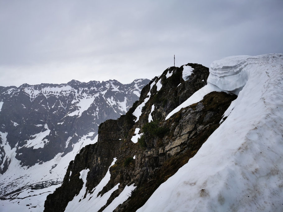 Auf dem Gipfelgrat des Entschenkopf liegt noch eine Menge Schnee