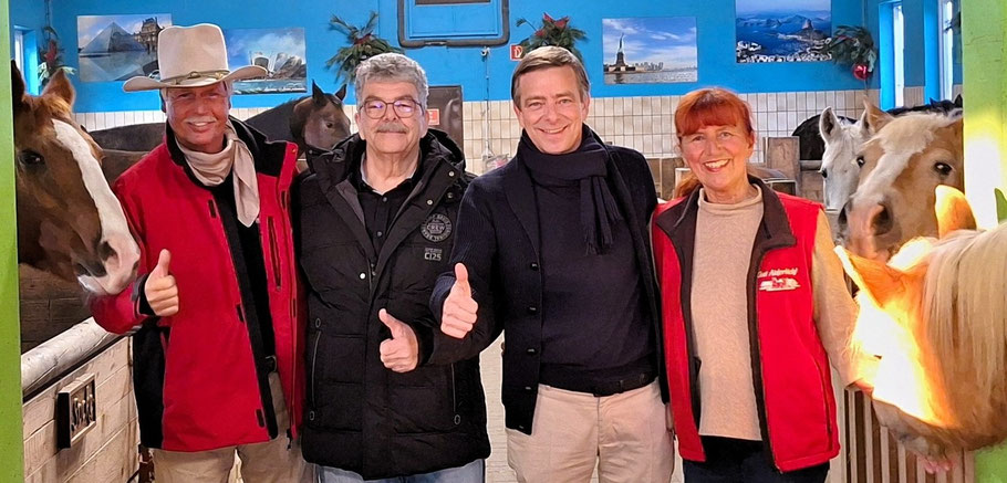 Ballermann-Radio-Macher Klaus Drescher und Boris Lochthofen Schulter an Schulter mit Annette und André Engelhardt für die geretteten Tiere von Gut Aiderbichl