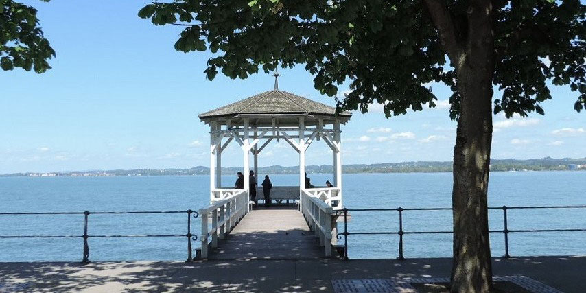 Bei einer Stadtführung sieht man auch den Fischersteg, der das Bodenseeufer in Bregenz prägt.