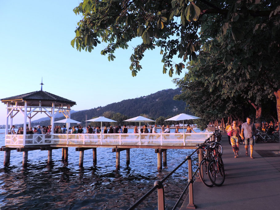 Bei einer Stadtführung sieht man auch den Fischersteg, der das Bodenseeufer in Bregenz prägt.