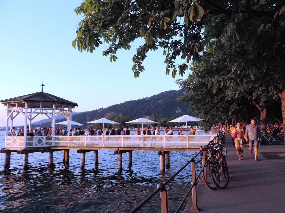 Bei einer Stadtführung sieht man auch den Fischersteg, der das Bodenseeufer in Bregenz prägt.