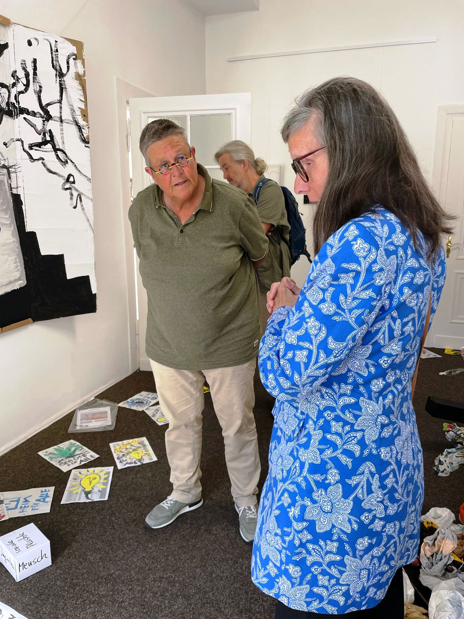 Kulturdezernentin Dr. Daniela Grobe in der Ausstellung der Beuys-Schülerin Marga Rettkowski-Felten in der Villa Artis