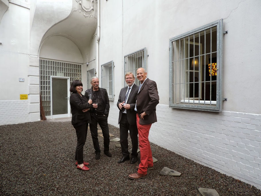 Ivo Franz (rechts) führt durch das neue Kunsthaus Mülheim Mitte: v.l. Ute Schmitz, Uwe-Dieter Bleil, Ulrich Ernst (ehem. Kulturdezernen der Stadt Mülheim) und Ivo Franz (hinten Lichtkunst von Gregor DocDavids)