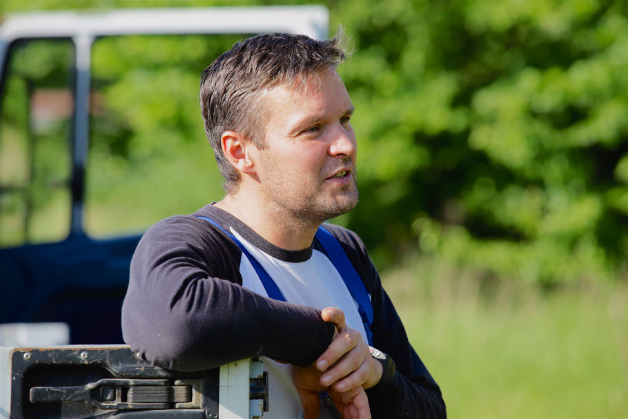 Bio-Imker Christian Meier bei der Arbeit in der Bienensaison