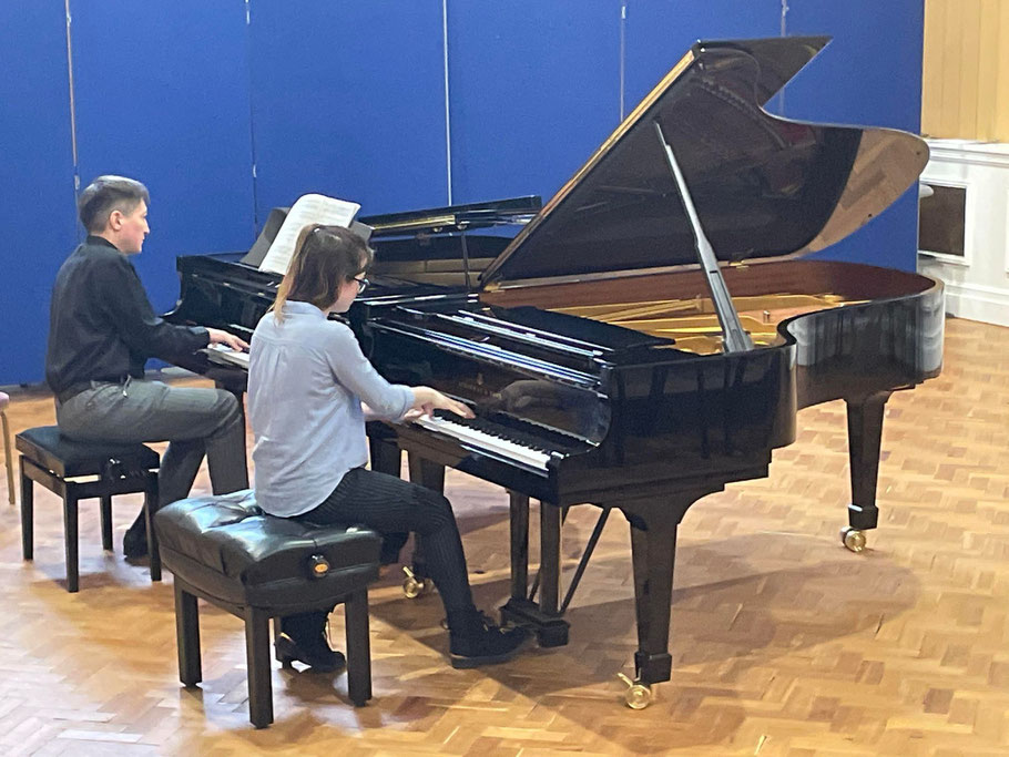 Photo of Freddy Kempf working with a KIPC student in 2022. Photo © Madeleine Brown