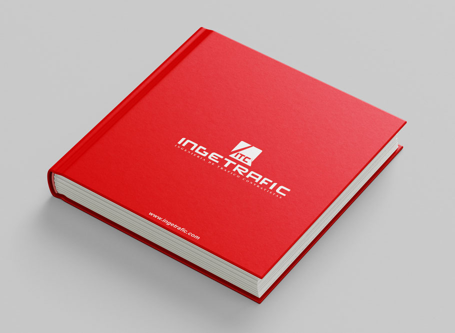 Cuaderno corporativo de tapa dura roja con logo impreso, ideal para uso ejecutivo o regalos institucionales en Lima