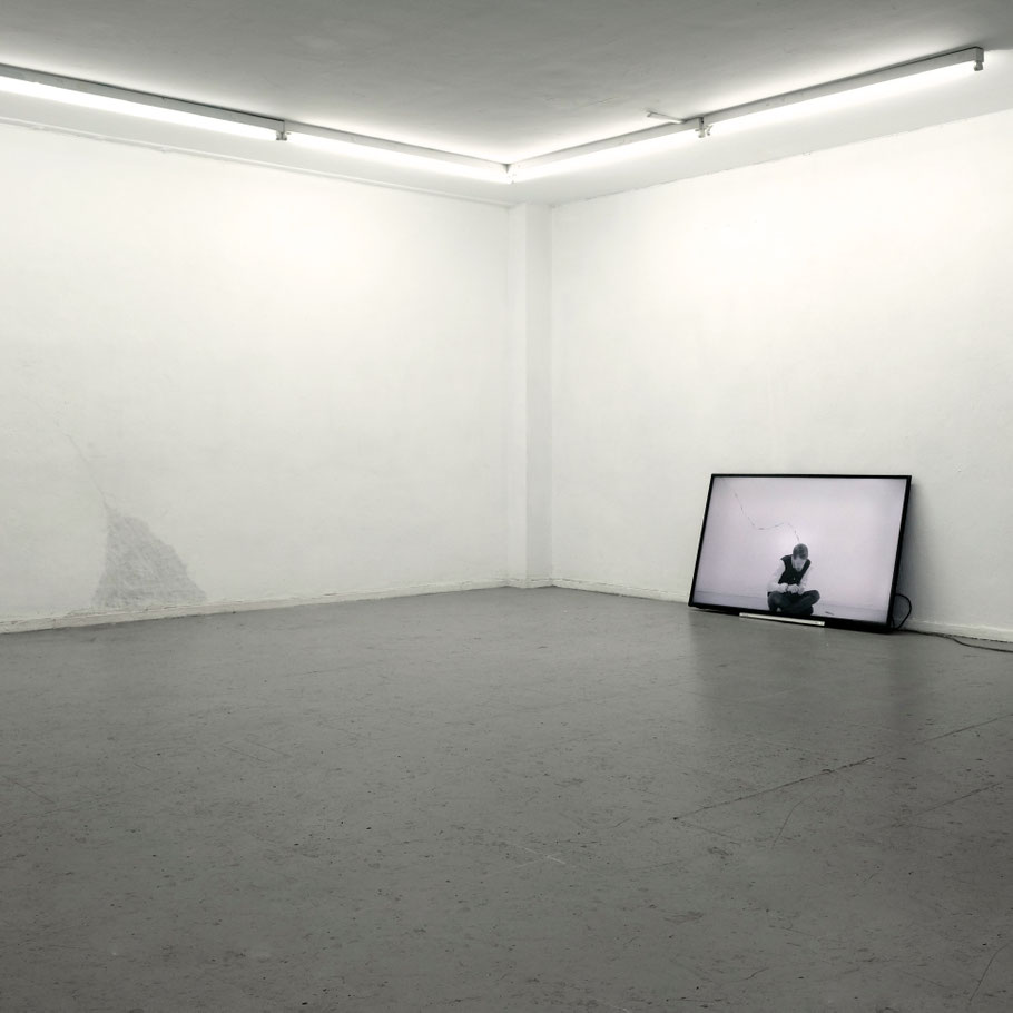 [ La Grieta ]  Fotografías de grieta borrada y vídeo que documenta la realización de la intervención. Madrid. (2023)
