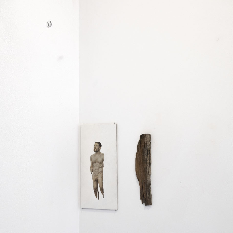 [WO/D] Autorretrato doble que dialoga con una intervención sobre la pared que alude a la exposición "Courant", realizada en el mismo espacio en 2020.