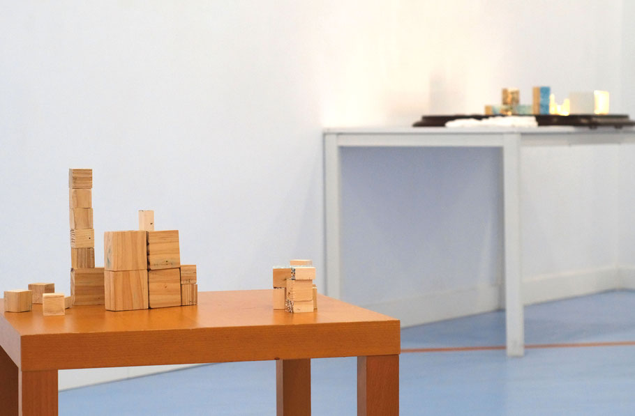 [ Falso fractal ] Sets de cubos de madera en los que hay pintados falsos paisajes que provienen de fotografías macro de la pintura presente en un cubo de mayor tamaño o de "Doble puzle". Tamaños variables. (2025)