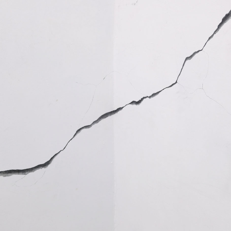 [ La Grieta ]  Detalle de grieta dibujada sobre la pared. Madrid. (2023)