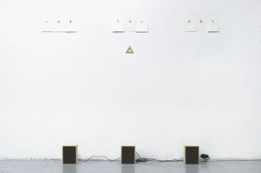 [ Beacons ] Instalación compuesta por dibujo, dispositivos sonoros manufacturados y tres grabaciones de emisiones radiofónicas de morses en bucle. Medidas variables.