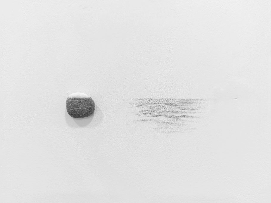 [ Hondartza ]  Piedra de playa e intervención a grafito sobre pared. (2025)