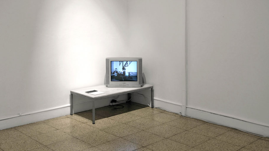 [ 10 minutos ]  Instalación compuesta por un vídeo sin sonido que reproduce una conversación y un libro de artista que reconstruye el contexto del vídeo mediante fotografía y manuscrito. (2024)