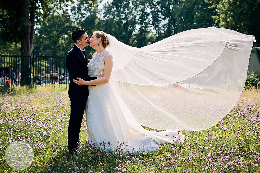 Portrait-Hochzeit-Braut-Kleid-Schleier-Amsterdam-Park