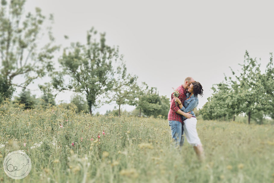 Paarshooting-Blumen-Wiese-Lachen