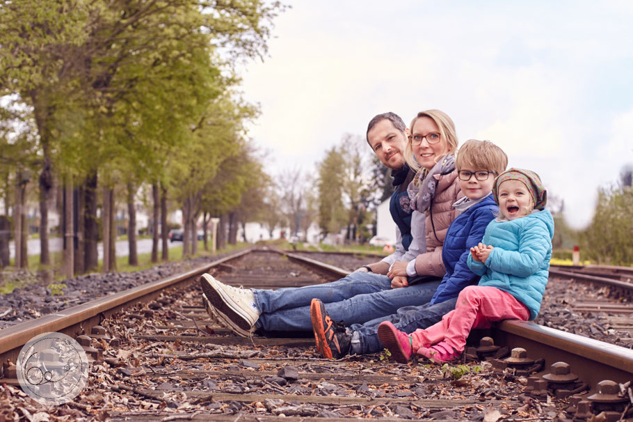 Familie-Portrait-Bahngleise-Frühling