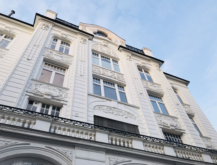 Die dominierenden Farben in Hamburg: Weiß, Blau, Grau.