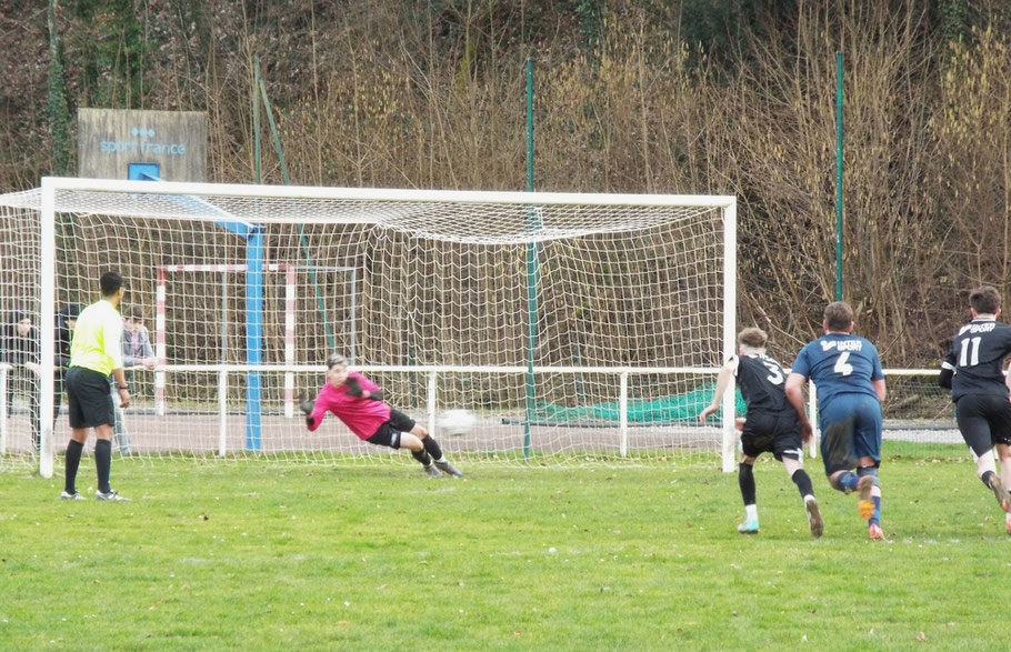 Théo Thoris part du bon côté et touche le ballon mais cela ne suffit pas. 1 - 0