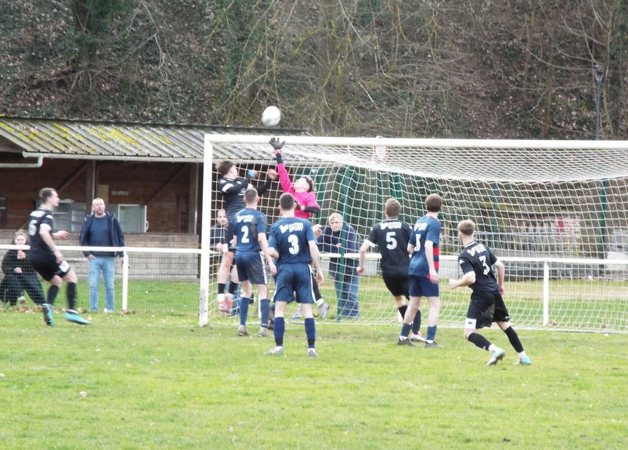 Magnifique coup-franc, le ballon se loge dans la lucarne