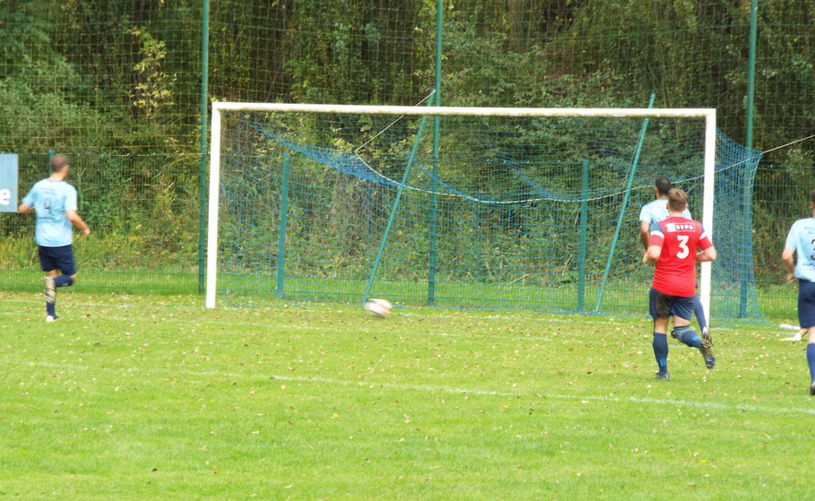 84ème : Jean Dubuc n'est pas loin de réduire le score à 2 - 1 malheureusement la frappe est un peu trop croisée et passe tout près du poteau