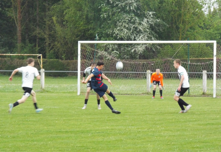 9ème : Thibaut Resve contrôle de la poitrine et déclenche sa frappe , le ballon va se loger sous la transversale dans le petit filet intérieur ; quel but ! 1 - 0