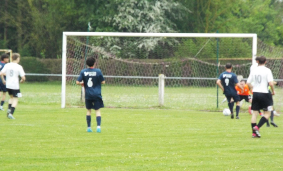 (désolé pour la qualité de la photo) 22ème : sur un centre de Pierre Devaux, le ballon longe le but et au second poteau Noé Godefroy (à l'extrémité gauche de la photo) n'aura plus qu'à le propulser. 2 - 0