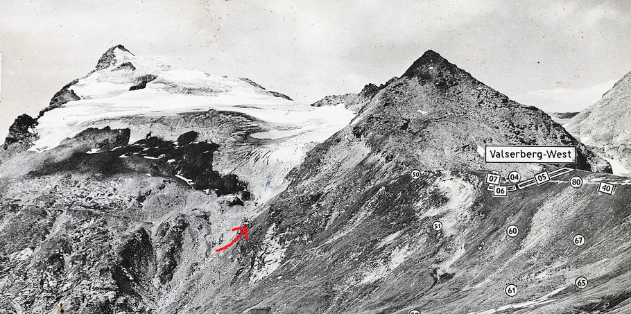 Schiesspanorama eines Maschinengewehres in einem Festungswerk des Valserberges, aufgenommen im Sommer 1944. Links Chilchalphorn mit Chilchalpgletscher, rechts Wenglispitze. Bergbau in Hinterrhein.