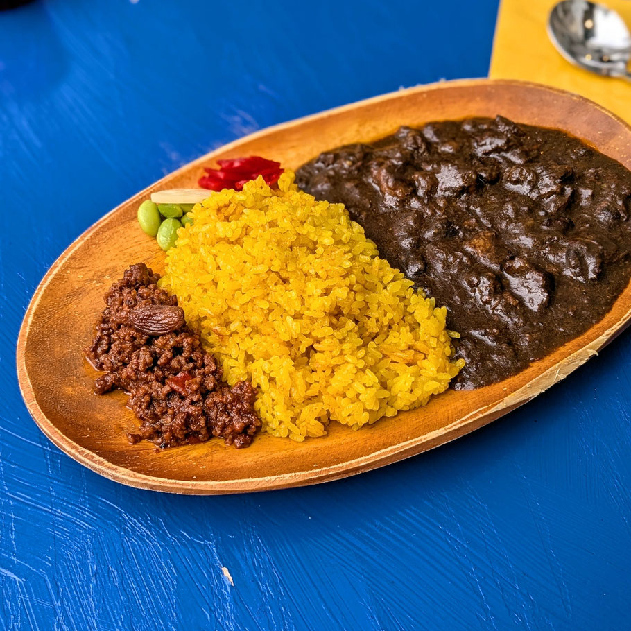 そぼろトッピングしたスイートワイン二段煮込み牛スジ肉カレー