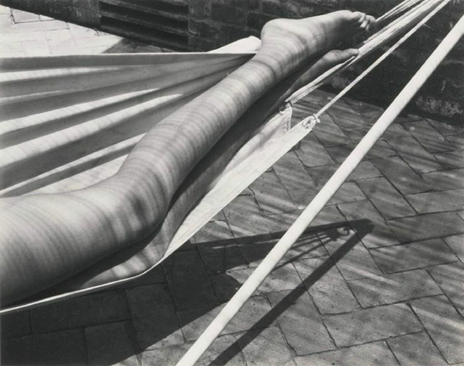 Charis Wilson in "Legs in Hammock, Laguna" - 1937 - Ph Edward Weston