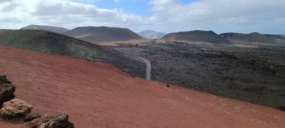 alt="Lanzarote Vulkane: Timanfaya Nationalpark mit dramatischen Lavafeldern, roten Kratern und schwarzer Vulkanlandschaft – einzigartige Feuerberge auf der Kanaren-Insel"