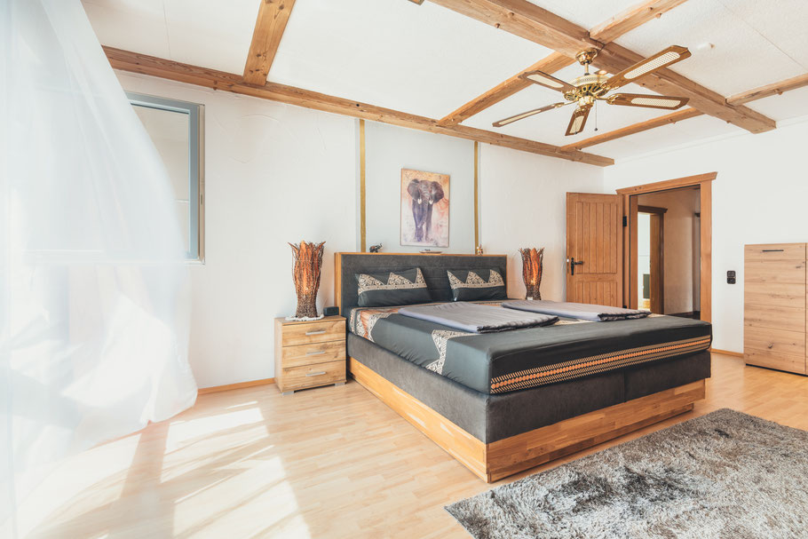 Professionelle Innenaufnahme, helles modernes Schlafzimmer. Copyright Sebastian Schieder Fotografie Regensburg.