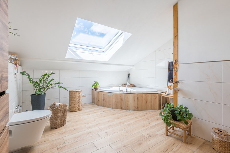 Professionelle Innenaufnahme, helles modernes Badezimmer. Sebastian Schieder Fotografie Regensburg.