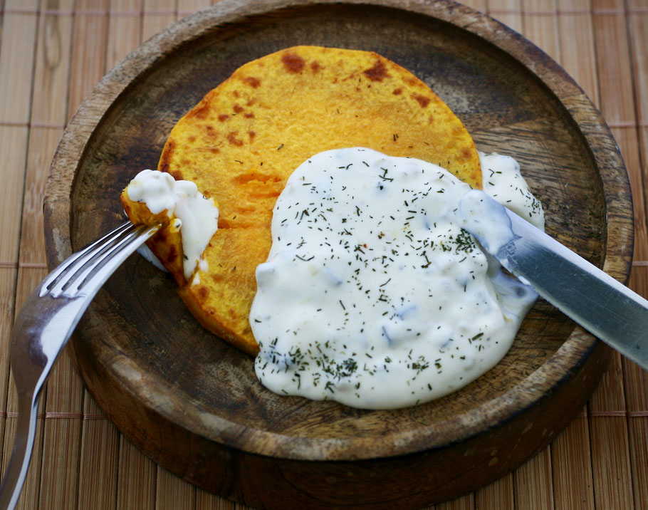 Kürbis mit Gurken Sour Cream Dip