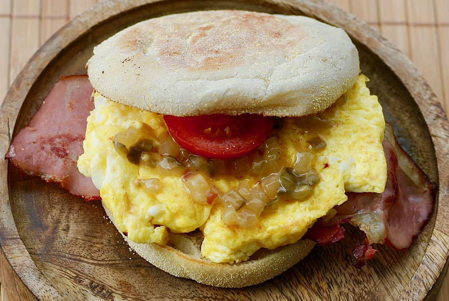 Frühstücks Burger mit Rührei, Speck und Gurken Relish