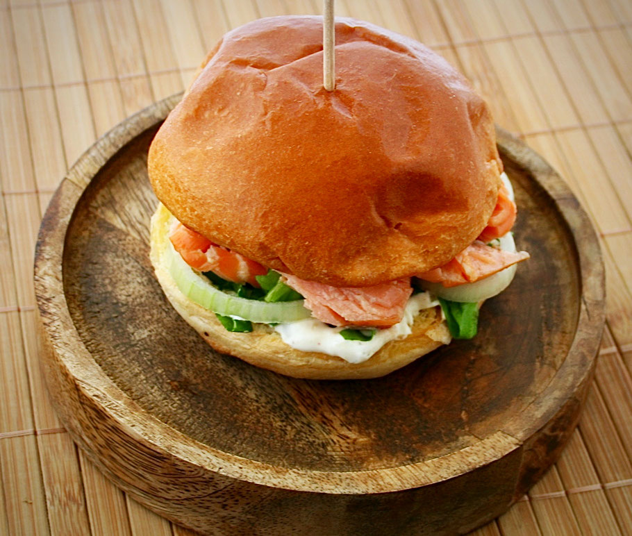 Lachs Burger mit Gurkenrelish