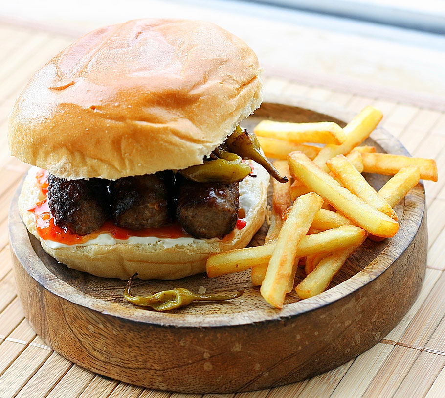 Balkan Burger mit Cevapcici und Paprika Relish