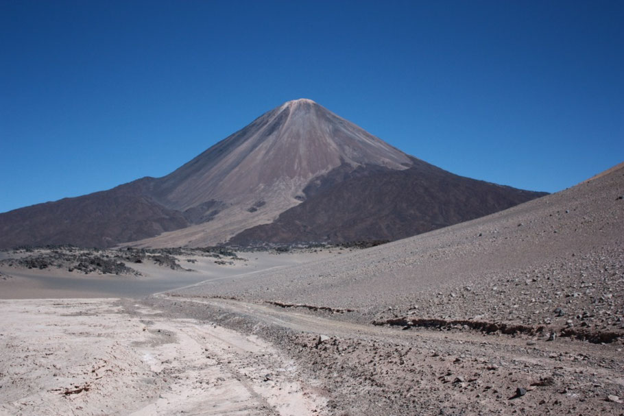 Vista completa del volcán con sus mantos de lava