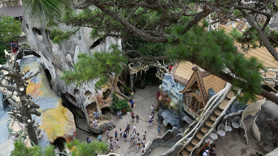 Bienvenue à la Crazy House. Une maison d'architecte étrangement envoûtante. C'est le bazar, il y en a partout. Mais c'est quand même vach'ment joli malgré le flot de touristes !