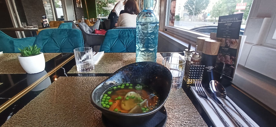 Suppe mit Gemüse und Hähnchen-tortellini