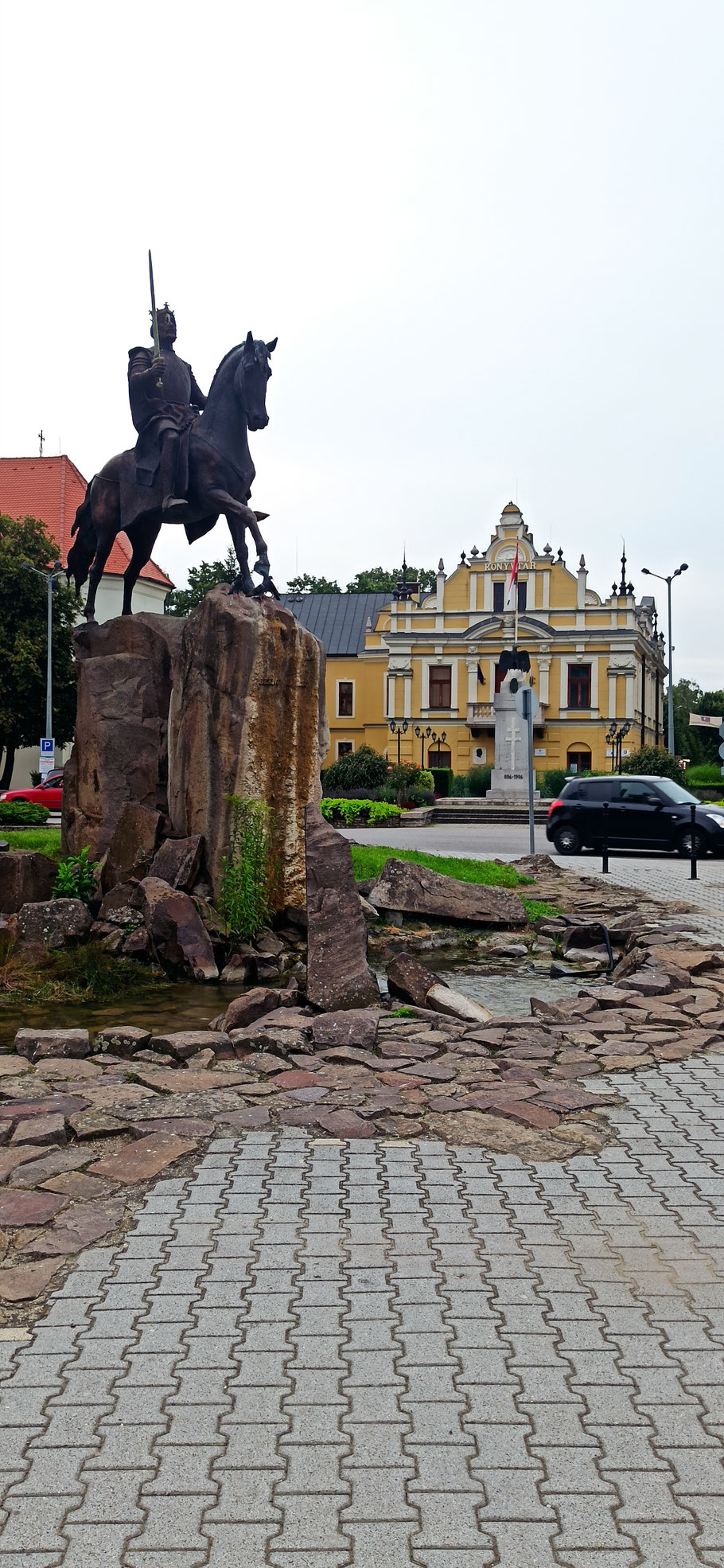 Der heilige König "Szent László" , im Hintergrund die Stadtbibliothek