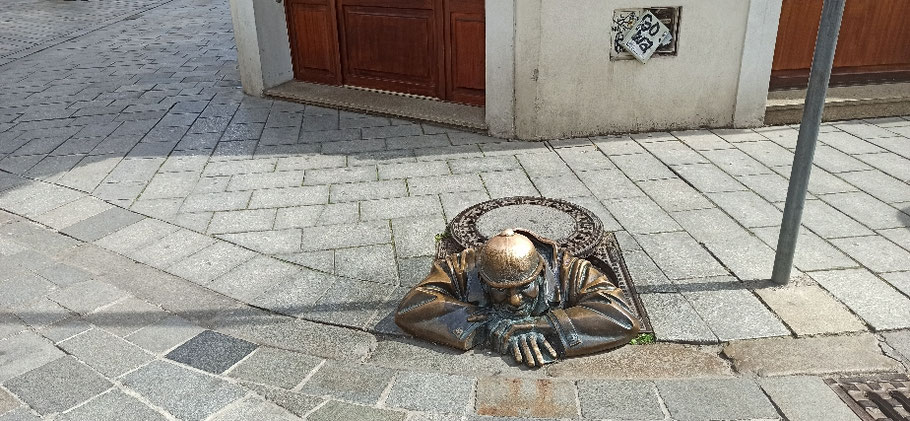 Der Cumil (der Gucker), Kanalarbeiter
