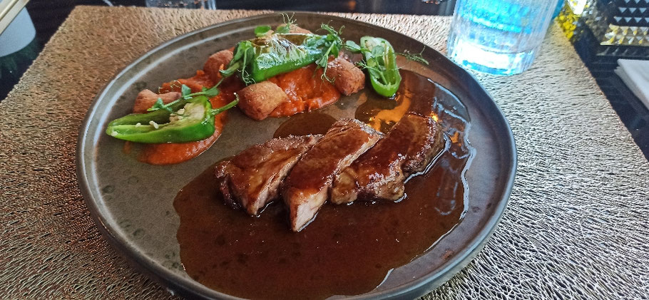 Nackenstak vom Iberico Schwein mit Paprika und Kroketten