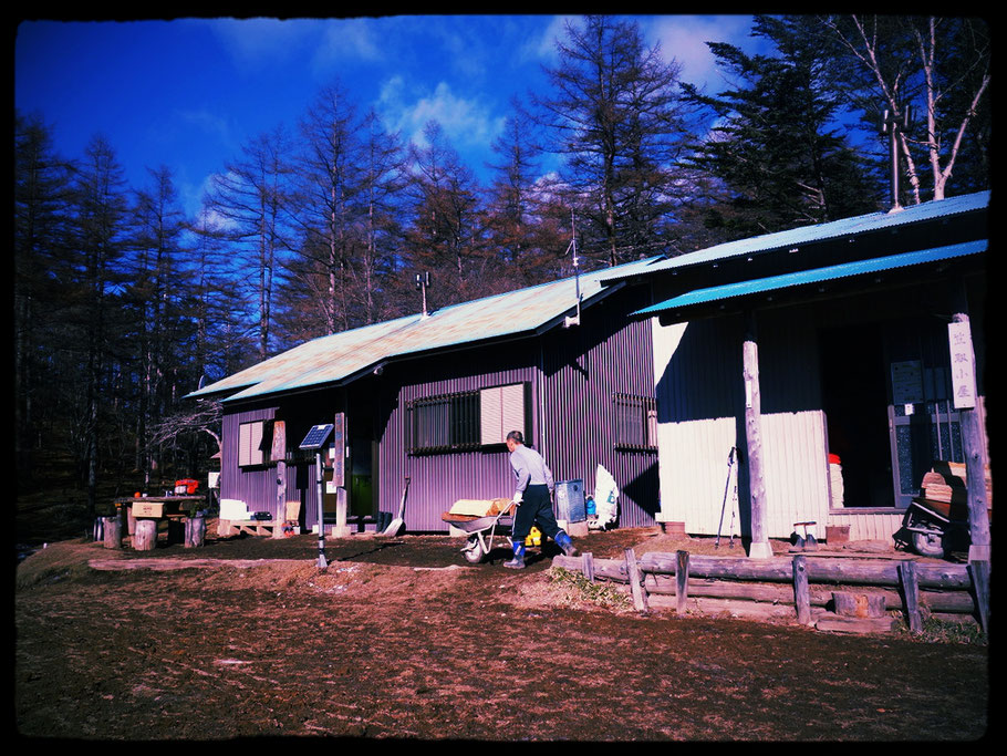 多摩川源流の小屋・笠取小屋と薪を運ぶ小屋番の田辺静さん